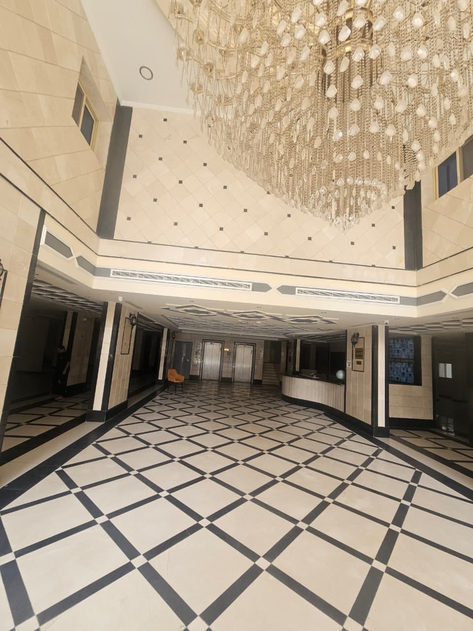 بهو مدخل — أرضية رخام وثريا مركزية